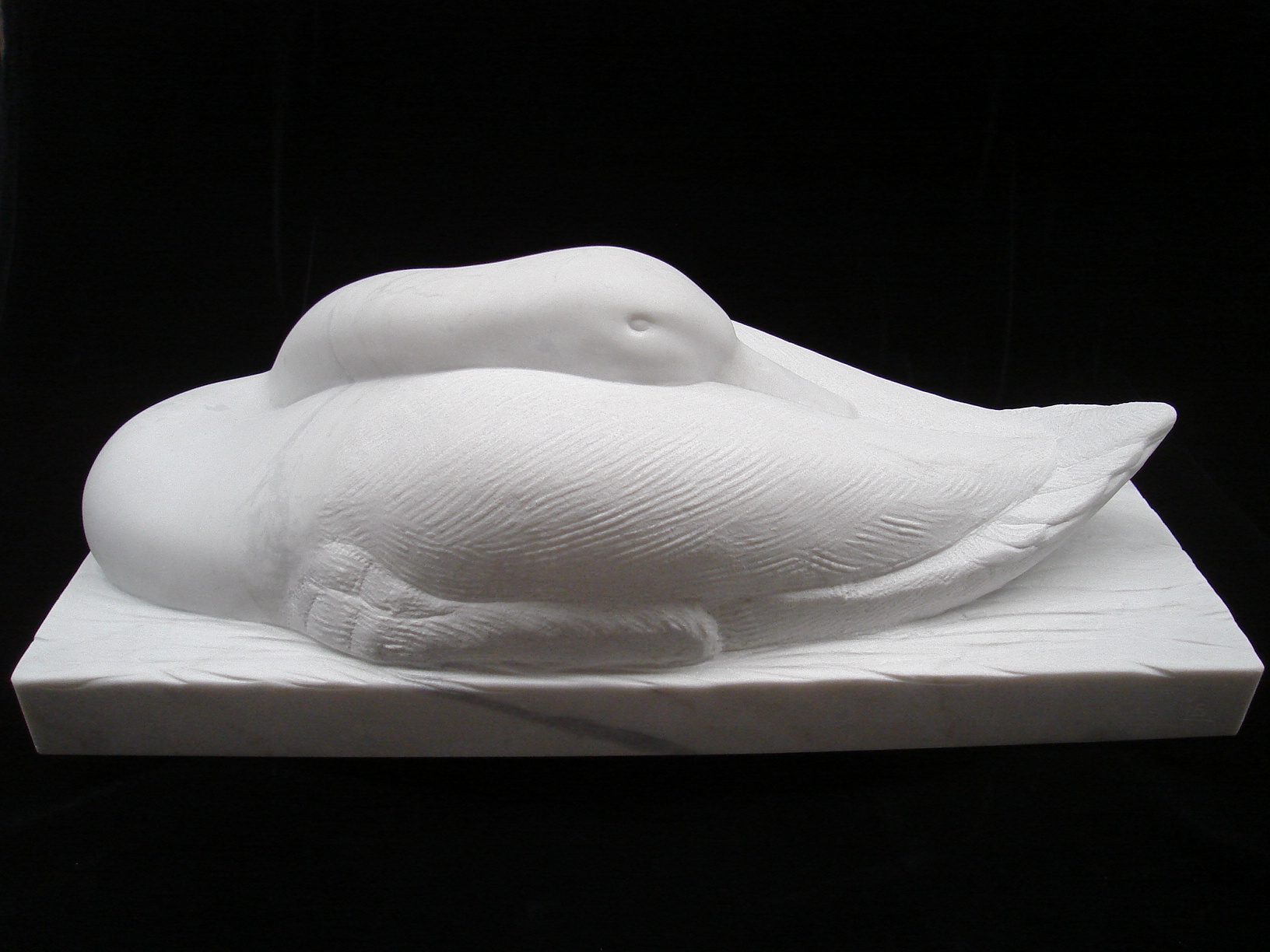 Swan - marble sculpture by Berendina de Ruiter